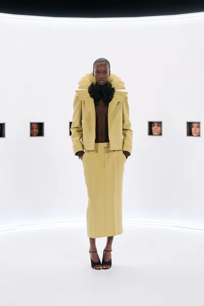 Look 16